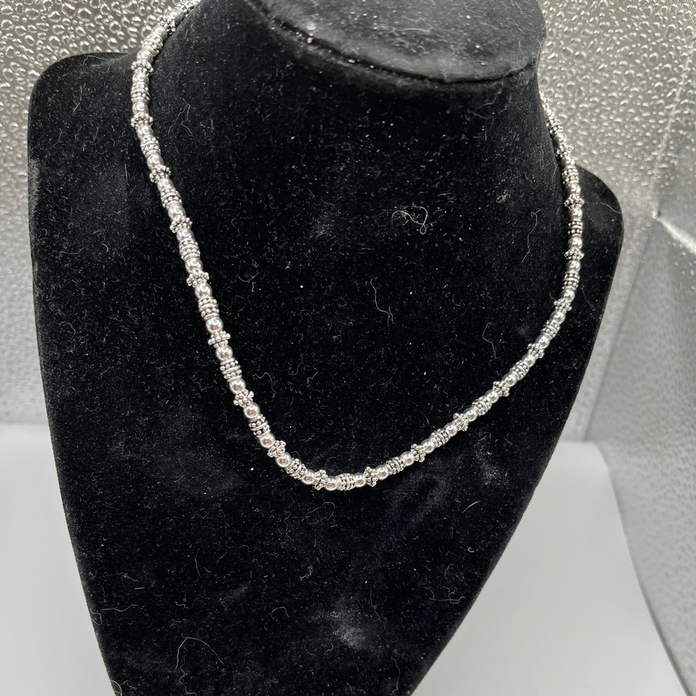 NWOT beautiful Faux Silver Necklace